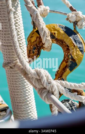 Toller Stirrup Cay, die Bahamas, nautische Details, Nahaufnahme Tender Boot Takelage, Marine Hardware, Seilknoten, Anlegestelle, Bootsausrüstung, Haken und Seil, Wetter Stockfoto