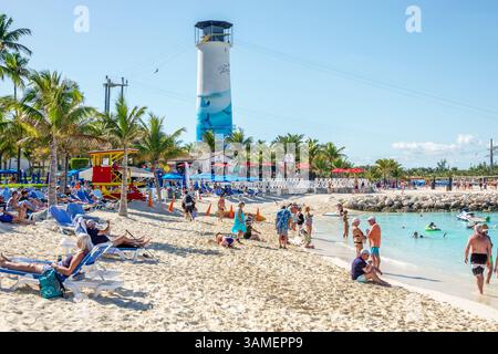 Toller Stirrup Cay die Bahamas, Atlantik, Kreuzfahrtziel Strand, Passagiere an Land, Leute, die sich sonnen, schwimmen, Strandmenschen, Palmen, blaue Loung Stockfoto