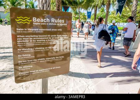 Super Stirrup Cay die Bahamas, Passagiere Männer Frauen Paare, Wanderweg, Strandregeln Schild, Kreuzfahrtgäste, Landausflug Ankunft, Touristen auf der Insel, beac Stockfoto