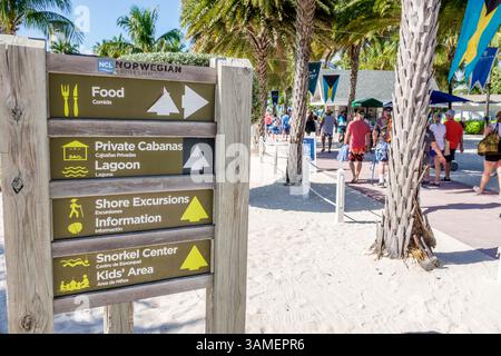 Großartiges Stirrup Cay, Bahamas, Besucherbeschilderung, Wegbeschreibungen für Kreuzfahrten, Landausflüge, Lagune, private Cabanas, Schnorchelzentrum, Kinderbereich, Essensoptionen Stockfoto
