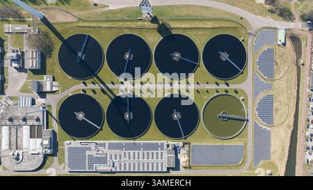 Abwasserreinigungsanlage, Reinigung von Wasser, runde Becken. Stockfoto