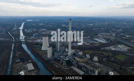 Kraftwerk mit fossilen Brennstoffen, Stromerzeugung durch Kohleverbrennung. Verbrennendes Gas. CO2-Klimawandel. Energieübergang. Luftaufnahme. Stockfoto