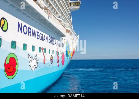 Great Stirrup Cay die Bahamas, Norwegian Cruise Line NCL Breakaway Schiff 11-tägige Route in der östlichen Karibik, Kreuzfahrtschiff Nahaufnahme, Schiffsbogen, farbenfrohe hul Stockfoto