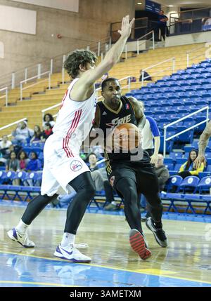 11. Februar 2014 - Newark, Delaware, USA - Erie BayHawks Guard Chris Smith (0) fährt in Richtung Korb, als Delaware 87ers Guard Matthew Bouldin (23) in der zweiten Hälfte eines Basketballspiels der NBA D-League zwischen den Delaware 87ers (76ers) und den Erie BayHawks (Knicks) verteidigt. Dienstag, 11. Februar 2014 im Bob Carpenter Sports Convocation Center, Newark, Newark, Newark, Newark, BILDE Stimpan Bild: © ZUMAPRESS.com Stockfoto
