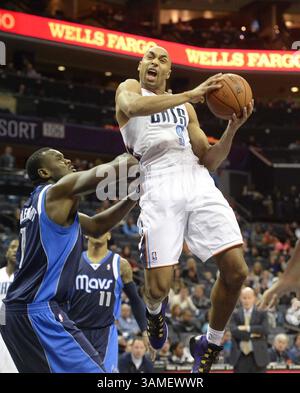 11. Februar 2014 - Charlotte, NC, USA - Gerald Henderson der Charlotte Bobcats, rechts, fährt gegen Samuel Dalembert der Dallas Mavericks, links, in der Time Warner Cable Arena in Charlotte, N.C., Dienstag, 11. Februar 2014. (Kreditbild: © Robert Lahser/MCT/ZUMAPRESS.com) Stockfoto