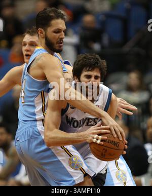 12. Februar 2014 - Minneapolis, MN, USA - Ricky Rubio, rechts von den Minnesota Timberwolves, wird am Mittwoch, 12. Februar 2014, im Target Center in Minneapolis gegen Evan Fournier der Denver Nuggets getroffen. Minnesota gewann 117–90. (Abbildung: © Kyndell Harkness/MCT/ZUMAPRESS.com) Stockfoto