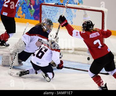 12. Februar 2014 - Sotschi, Sotschi, Russland - Meghan Augusta (2) aus Kanada erzielte am Mittwoch, den 12. Februar 2014 in Sotschi, Russland, Kanadas erstes Tor, Jessie Vetter (31) aus den USA. Didier Debusschere/Journal de Quebec/Agence QMI OLY2014 (Kreditbild: © Didier Debusschere/QMI Agency/ZUMAPRESS.com) Stockfoto