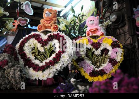 Februar 2014 - Manila, Philippinen - Kuschelspielzeugbären zieren herzförmige Kränze, die einen Tag vor Valentinstag auf dem Dangwa Blumenmarkt in Manila, Philippinen, am 13. Februar 2014 verkauft werden. Viele Blumenhändler haben begonnen, zum Valentinstag Sträuße und Rosen zu verkaufen. (Bild: © Ezra Acayan/ZUMAPRESS.com) Stockfoto