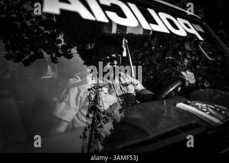 19. Juli 2013 - Caracas, Miranda, Venezuela - die sozialistische Regierung, die Venezuela leitet, hat wenig Erfolg gehabt, die zunehmende Gewalt im Land einzudämmen und ist es abscheulich, dem Beispiel von Rio de Janeiro zu folgen und zu versuchen, die Barrios mit militarisierter Polizei zu befrieden, da die meisten Slumbewohner Anhänger des ehemaligen Präsidenten Hugo Chavez und seiner Bewegung sind. (Kreditbild: © Charles Mostoller/zReportage.com via ZUMA Press) Stockfoto