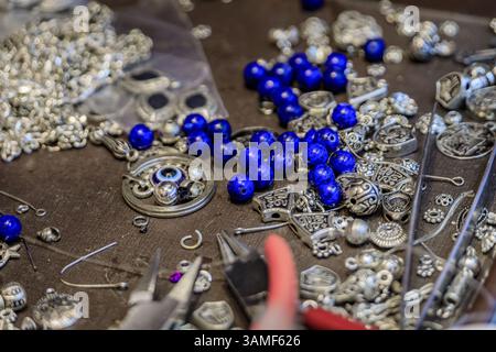 Juwelierarbeitsplatz mit Lapislazuli und Silberperlen, Werkzeugen, für ein maßgeschneidertes, einzigartiges Armband auf dem Großen Basar in Istanbul, Türkei Stockfoto