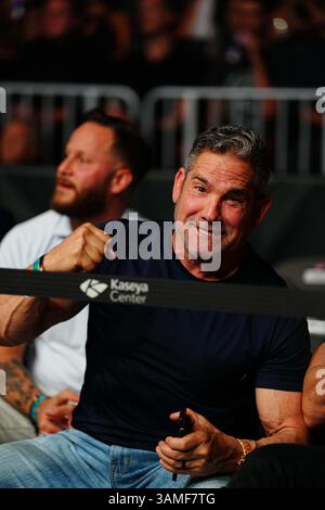 Miami, FL, Miami, FL, USA. April 2025. MIAMI, FL - 12. APRIL: Grant Cardone bei UFC 314 - Volkanovski vs Lopes im Kesaya Center am 12. April 2025 in Miami, FL (Foto: Louis Grasse/PxImages) (Credit Image: © Louis Grasse/PX Imagens via ZUMA Press Wire) NUR REDAKTIONELLE VERWENDUNG! Nicht für kommerzielle ZWECKE! Stockfoto