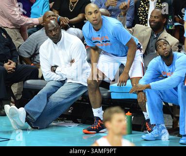 22. März 2014 – Charlotte, NC, USA – Charlotte Bobcats, Besitzer Michael Jordan, links, beobachtet das Team am Samstag, den 22. März 2014, zusammen mit Gerald Henderson und D.J. White, rechts. in der Time Warner Cable Arena in Charlotte, N.C. siegten die Bobcats zwischen 124 und 94. (Kreditbild: © Jeff SINER/MCT/ZUMAPRESS.com) Stockfoto