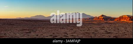 Blick auf den Goblin Valley State Park im San Rafael Swell und die schneebedeckten Henry Mountains in Utah. Stockfoto