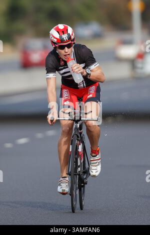 23. März 2014 – Melbourne, Victoria, Australien – CAROLINE STEFFEN (SUI) nimmt bei der IRONMAN Asia-Pacific Championship am Sonntag, 23. März 2014, in Melbourne, Australien einen Drink an. (Bild: © Sydney Low/ZUMAPRESS.com) Stockfoto