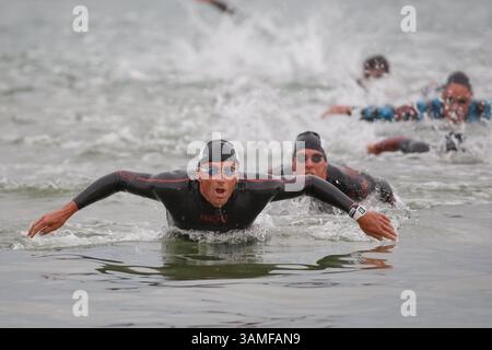23. März 2014 – Melbourne, Victoria, Australien – BENJAMIN SANSON (FRA) ist am Ende der Schwimmstrecke der IRONMAN Asia-Pacific Championship am Sonntag, 23. März 2014 in Melbourne, Australien. (Bild: © Sydney Low/ZUMAPRESS.com) Stockfoto