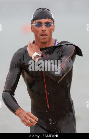 23. März 2014 – Melbourne, Victoria, Australien – BENJAMIN SANSON (FRA) ist am Ende der Schwimmstrecke der IRONMAN Asia-Pacific Championship am Sonntag, 23. März 2014 in Melbourne, Australien. (Bild: © Sydney Low/ZUMAPRESS.com) Stockfoto