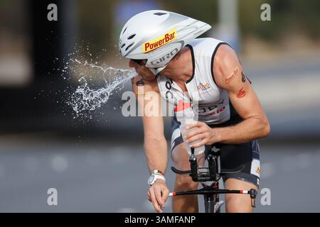 23. März 2014 – Melbourne, Victoria, Australien – ADAM GORDON (NZL) spuckt seinen Drink bei der IRONMAN Asia-Pacific Championship in Melbourne, Australien am Sonntag, den 23. März 2014. (Bild: © Sydney Low/ZUMAPRESS.com) Stockfoto