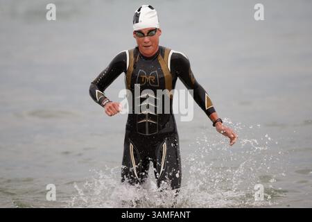 23. März 2014 – Melbourne, Victoria, Australien – REBEKAH KEAT (USA) beendet das Schwimmbein bei der IRONMAN Asia-Pacific Championship in Melbourne, Australien am Sonntag, 23. März 2014. (Bild: © Sydney Low/ZUMAPRESS.com) Stockfoto