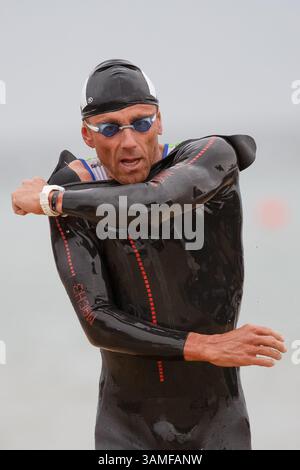 23. März 2014 – Melbourne, Victoria, Australien – BENJAMIN SANSON (FRA) ist am Ende der Schwimmstrecke der IRONMAN Asia-Pacific Championship am Sonntag, 23. März 2014 in Melbourne, Australien. (Bild: © Sydney Low/ZUMAPRESS.com) Stockfoto