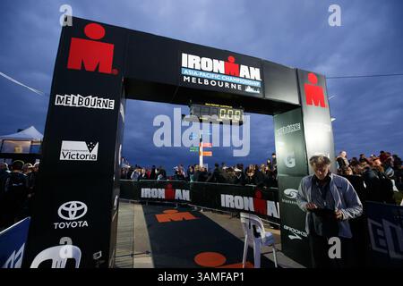 23. März 2014 - Melbourne, Victoria, Australien - Endprüfungen am Ende der Schwimmstrecke beim Start der IRONMAN Asia-Pacific Championship in Melbourne, Australien am Sonntag, 23. März 2014. (Bild: © Sydney Low/ZUMAPRESS.com) Stockfoto