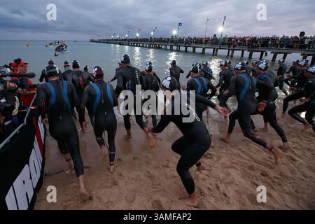 23. März 2014 – Melbourne, Victoria, Australien – die Pro-Men-Racer starten am Sonntag, 23. März 2014, bei der IRONMAN Asia-Pacific Championship in Melbourne, Australien, das Schwimmbein. (Bild: © Sydney Low/ZUMAPRESS.com) Stockfoto