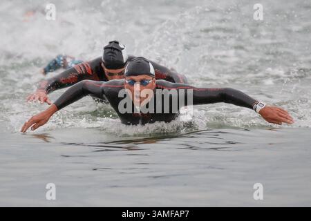 23. März 2014 – Melbourne, Victoria, Australien – BENJAMIN SANSON (FRA) ist am Ende der Schwimmstrecke der IRONMAN Asia-Pacific Championship am Sonntag, 23. März 2014 in Melbourne, Australien. (Bild: © Sydney Low/ZUMAPRESS.com) Stockfoto