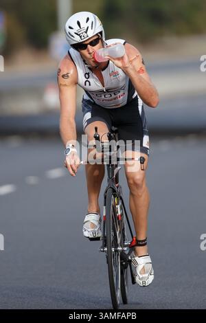 23. März 2014 – Melbourne, Victoria, Australien – ADAM GORDON (NZL) nimmt bei der IRONMAN Asia-Pacific Championship am Sonntag, 23. März 2014, in Melbourne, Australien einen Drink an. (Bild: © Sydney Low/ZUMAPRESS.com) Stockfoto