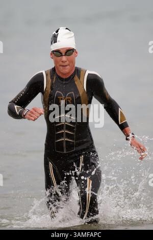 23. März 2014 – Melbourne, Victoria, Australien – REBEKAH KEAT (USA) beendet das Schwimmbein bei der IRONMAN Asia-Pacific Championship in Melbourne, Australien am Sonntag, 23. März 2014. (Bild: © Sydney Low/ZUMAPRESS.com) Stockfoto