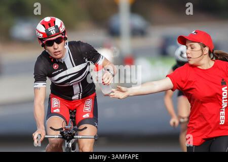 23. März 2014 – Melbourne, Victoria, Australien – CAROLINE STEFFEN (SUI) nimmt bei der IRONMAN Asia-Pacific Championship am Sonntag, 23. März 2014, in Melbourne, Australien einen Drink an. (Bild: © Sydney Low/ZUMAPRESS.com) Stockfoto
