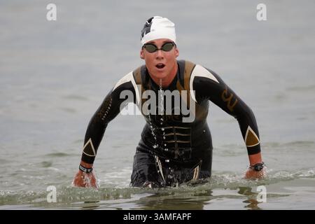 23. März 2014 – Melbourne, Victoria, Australien – REBEKAH KEAT (USA) beendet das Schwimmbein bei der IRONMAN Asia-Pacific Championship in Melbourne, Australien am Sonntag, 23. März 2014. (Bild: © Sydney Low/ZUMAPRESS.com) Stockfoto