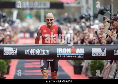 23. März 2014 – Melbourne, Victoria, Australien – Dirk BOCKEL (LUX) feiert nach dem Gewinn der IRONMAN Asia-Pacific Championship am Sonntag, 23. März 2013 in Melbourne, Australien. (Bild: © Sydney Low/ZUMAPRESS.com) Stockfoto