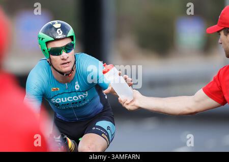 23. März 2014 – Melbourne, Victoria, Australien – LUKE MCKENZIE (USA) nimmt bei der IRONMAN Asia-Pacific Championship am Sonntag, 23. März 2014, in Melbourne, Australien, einen Drink an der Wende um das Bike-Leg an. (Bild: © Sydney Low/ZUMAPRESS.com) Stockfoto