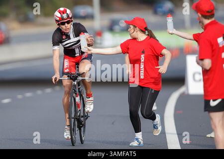 23. März 2014 – Melbourne, Victoria, Australien – CAROLINE STEFFEN (SUI) nimmt bei der IRONMAN Asia-Pacific Championship am Sonntag, 23. März 2014, in Melbourne, Australien einen Drink an. (Bild: © Sydney Low/ZUMAPRESS.com) Stockfoto