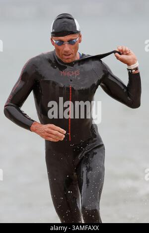 23. März 2014 – Melbourne, Victoria, Australien – BENJAMIN SANSON (FRA) ist am Ende der Schwimmstrecke der IRONMAN Asia-Pacific Championship am Sonntag, 23. März 2014 in Melbourne, Australien. (Bild: © Sydney Low/ZUMAPRESS.com) Stockfoto