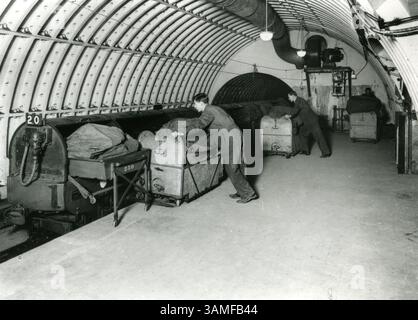 20. Januar 2014 - London, UK - Post Office Railway - die Verladepost auf die Zugpost wurde von den Hauptbahnhöfen abgeholt und dann zu den verschiedenen Postdepots in London gebracht. Von 1927 bis 2003 dauerte sie 22 Stunden am Tag und beschäftigte in seiner Spitzenphase 220 Arbeiter. ..die Post Office Underground Railway Ã Mail Rail Ã lief still und fleißig unter den Straßen Londons und blieb über ein dreiviertel Jahrhundert weitgehend unbemerkt. Doch seit 2003 ist die erste fahrerlose, elektrifizierte worldÃs-Bahn mit nur wenigen Ingenieuren ruhend geblieben, um sie zu warten. Nach neuen Plänen der Stockfoto