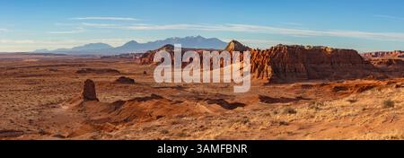 Blick auf den Goblin Valley State Park im San Rafael Swell und die schneebedeckten Henry Mountains in Utah. Stockfoto