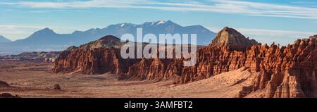 Blick auf den Goblin Valley State Park im San Rafael Swell und die schneebedeckten Henry Mountains in Utah. Stockfoto