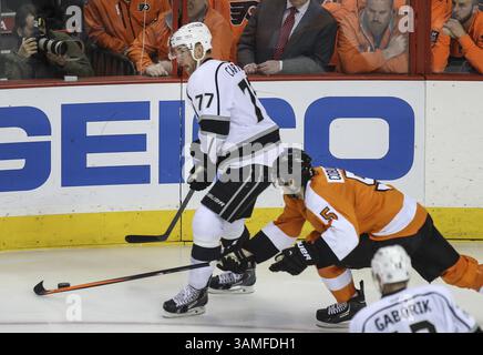 24. März 2014 - Philadelphia, PA, USA - Braydon Coburn der Philadelphia Flyers versucht am Montag, den 24. März 2014, mit Jeff Carter der Los Angeles Kings im Wells Fargo Center in Philadelphia den Puck zu gewinnen. Die Könige besiegten die Flyers, 3:2. (Kreditbild: © Steven M. Falk/MCT/ZUMAPRESS.com) Stockfoto
