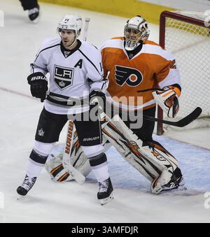 24. März 2014: Philadelphia, PA, USA – Mike Richards der Los Angeles Kings versucht am Montag, den 24. März 2014, im Wells Fargo Center in Philadelphia Flyers den Torwart Ray Emery zu sehen. Die Könige besiegten die Flyers, 3:2. (Kreditbild: © Steven M. Falk/MCT/ZUMAPRESS.com) Stockfoto