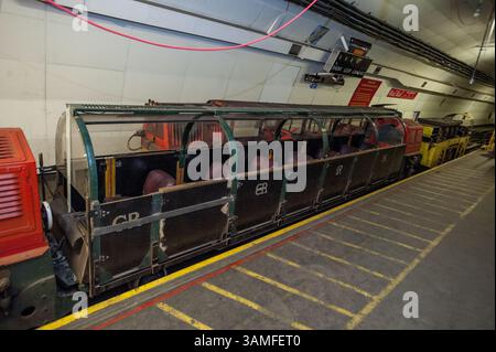19. März 2014 – London, Großbritannien – der Zug selbst wurde an den Bahnhöfen aussteigen und ihre Postfracht an den entsprechenden Bahnhof entladen. ..die Post Office Underground Railway Ã Mail Rail Ã lief leise und fleißig über 6,5 km durch die Straßen Londons, weitgehend unbemerkt für mehr als drei Viertel eines Jahrhunderts. Doch seit 2003 ist die erste fahrerlose, elektrifizierte worldÃs-Bahn mit nur wenigen Ingenieuren ruhend geblieben, um sie zu warten. Nach den neuen Plänen des British Postal Museum & Archive könnte sich das alles ändern... als Teil eines Â 22 Millionen Pfund schweren Plans Stockfoto