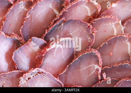 Nahaufnahme dünn geschnittener Bresaola mit marmorierter Textur. Stockfoto