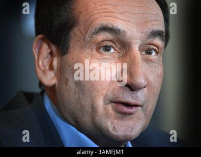 26. März 2014 - Durham, NC, USA - Duke University Head Basketball Coach Mike Krzyzewski spricht mit den Medien über die Basketballsaison 2013-14 der Blue Devils, Mittwoch, 26. März 2014, in Durham. N.C. (Kreditbild: © Chuck Liddy/MCT/ZUMAPRESS.com) Stockfoto