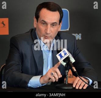 26. März 2014 - Durham, NC, USA - Duke University Head Basketball Coach Mike Krzyzewski spricht mit den Medien über die Basketballsaison 2013-14 der Blue Devils, Mittwoch, 26. März 2014, in Durham. N.C. (Kreditbild: © Chuck Liddy/MCT/ZUMAPRESS.com) Stockfoto