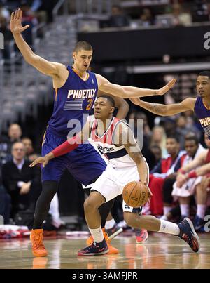 26. März 2014: Washington, DC, USA - der Washington Wizards Guard Bradley Beal (3) wird von Phoenix Suns Center Alex Len (21) verteidigt, während der ersten Hälfte des Spiels im Verizon Center in Washington, Mittwoch, 26. März 2014. (Bild: © Harry E. Walker/MCT/ZUMAPRESS.com) Stockfoto