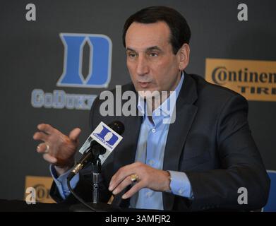 26. März 2014 - Durham, NC, USA - Duke University Head Basketball Coach Mike Krzyzewski spricht mit den Medien über die Basketballsaison 2013-14 der Blue Devils, Mittwoch, 26. März 2014, in Durham. N.C. (Kreditbild: © Chuck Liddy/MCT/ZUMAPRESS.com) Stockfoto