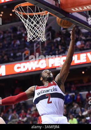 26. März 2014 - Washington, DC, USA - Washington Wizards Guard John Wall (2) trifft in der zweiten Hälfte ihres Spiels im Verizon Center in Washington am Mittwoch, 26. März 2014 gegen die Phoenix Suns. Phoenix besiegte Washington 99–93. (Bild: © Harry E. Walker/MCT/ZUMAPRESS.com) Stockfoto