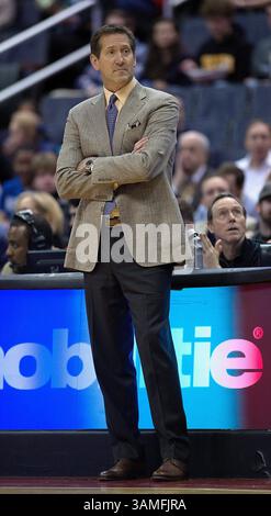 26. März 2014: Washington, DC, USA – Phoenix Suns-Cheftrainer Jeff Hornacek steht in der ersten Hälfte des Spiels gegen die Washington Wizards im Verizon Center in Washington am Mittwoch, 26. März 2014, vor dem Torschützentisch. (Bild: © Harry E. Walker/MCT/ZUMAPRESS.com) Stockfoto
