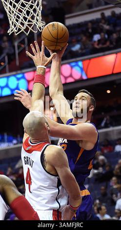 26. März 2014 - Washington, DC, USA - Phoenix Suns Center Miles Plumlee (22) schießt über Washington Wizards Center Marcin Gortat (4) während der ersten Spielhälfte im Verizon Center in Washington am Mittwoch, 26. März 2014. (Bild: © Harry E. Walker/MCT/ZUMAPRESS.com) Stockfoto