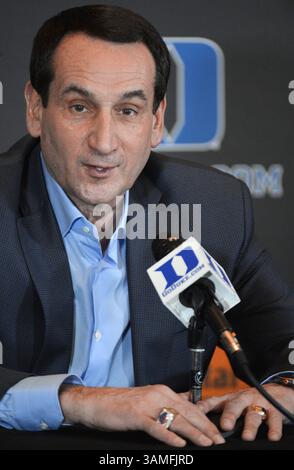 26. März 2014 - Durham, NC, USA - Duke University Head Basketball Coach Mike Krzyzewski spricht mit den Medien über die Basketballsaison 2013-14 der Blue Devils, Mittwoch, 26. März 2014, in Durham. N.C. (Kreditbild: © Chuck Liddy/MCT/ZUMAPRESS.com) Stockfoto