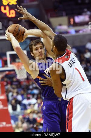 26. März 2014: Washington, DC, USA – der Wachmann der Phoenix Suns Goran Dragic (1) wird von Washington Wizards Stürmer Trevor Ariza (1) während der ersten Hälfte ihres Spiels im Verizon Center in Washington am Mittwoch, 26. März 2014 unter Druck gesetzt. (Bild: © Harry E. Walker/MCT/ZUMAPRESS.com) Stockfoto